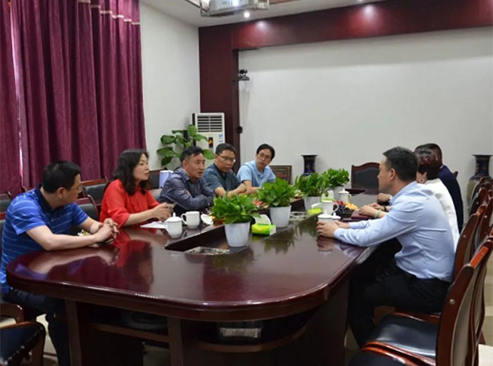 遵义市和平经济开发区领导莅临欧亿体育玻璃考察