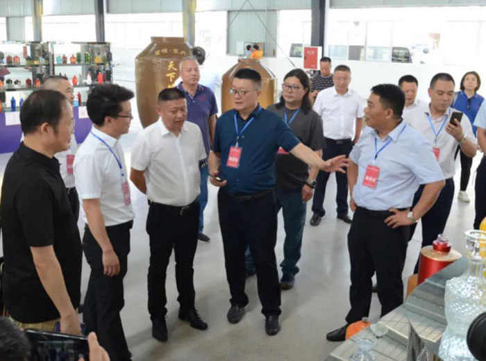 倡导文化融合 促进产业融合｜隆昌市陶瓷产业高质量发展研讨会走进欧亿体育实业基地