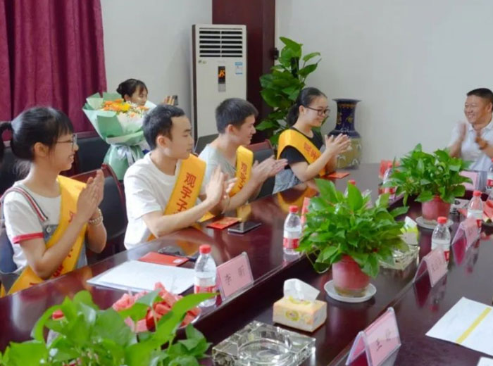 欧亿体育情暖 助力奋飞｜欧亿体育集团举办2022年职工子女助学奖励金发放仪式